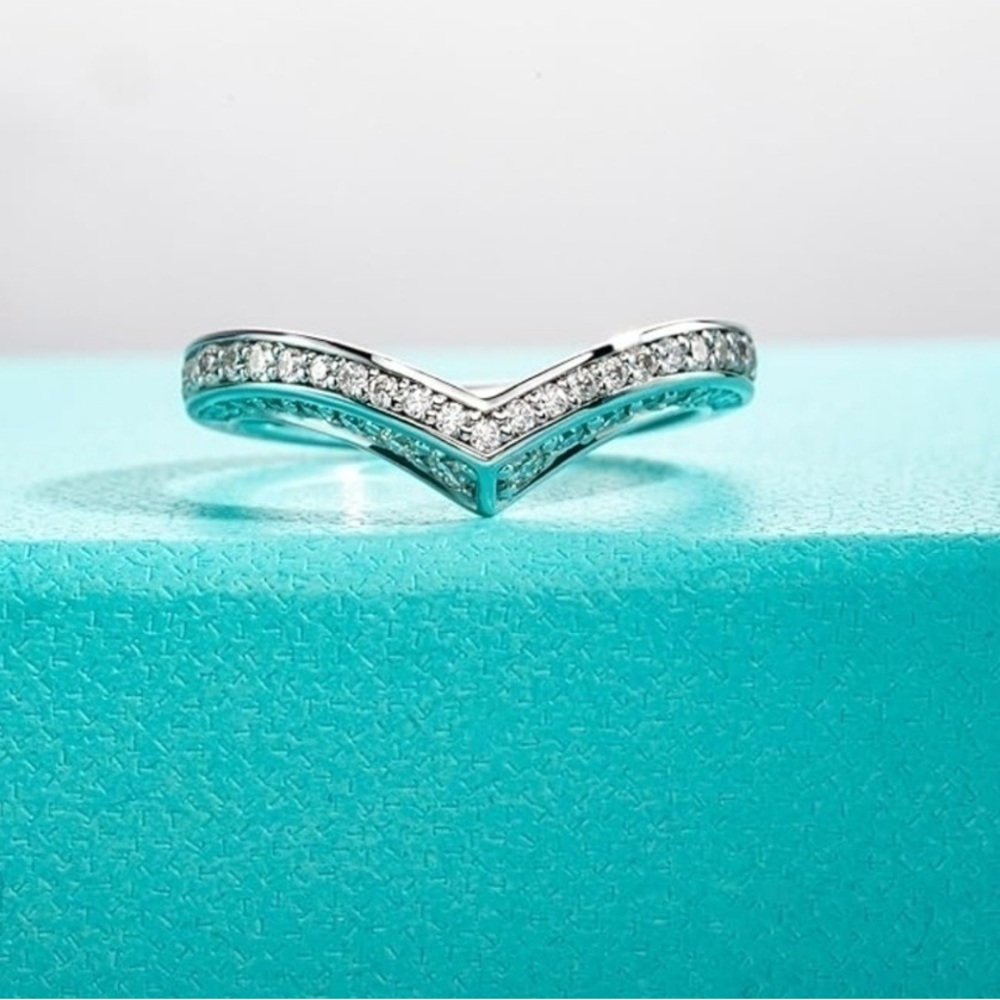 Elegant Silver Chevron Ring